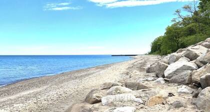 The Red Door Getaway- 4 Bedrooms Private Beach