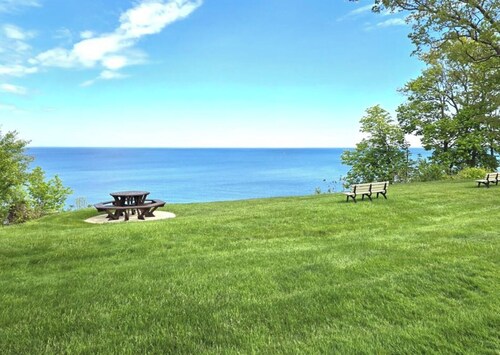 The Red Door Getaway- 4 Bedrooms Private Beach