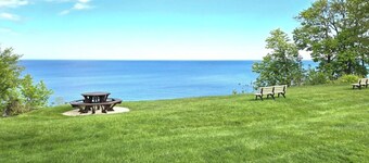 The Red Door Getaway- 4 Bedrooms Private Beach