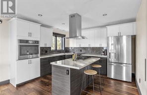 Réfrigérateur, four à micro-ondes, un four, surface de cuisson