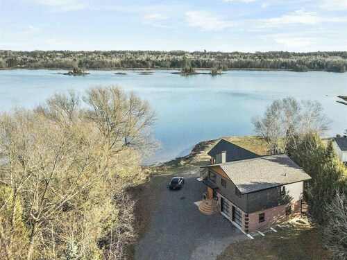 Secluded waterfront modern home | Lake access, Deck, BBQ, Firepit | Pet friendly