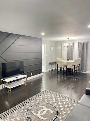 Interior - Entire Luxurious Home. Free parking+Fast Wi-Fi Central Location. Private Getaway (Chicago Heights)