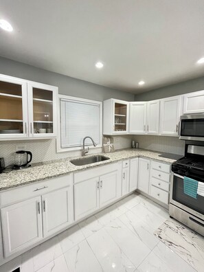 Private kitchen - Entire Luxurious Home. Free parking+Fast Wi-Fi Central Location. Private Getaway (Chicago Heights)