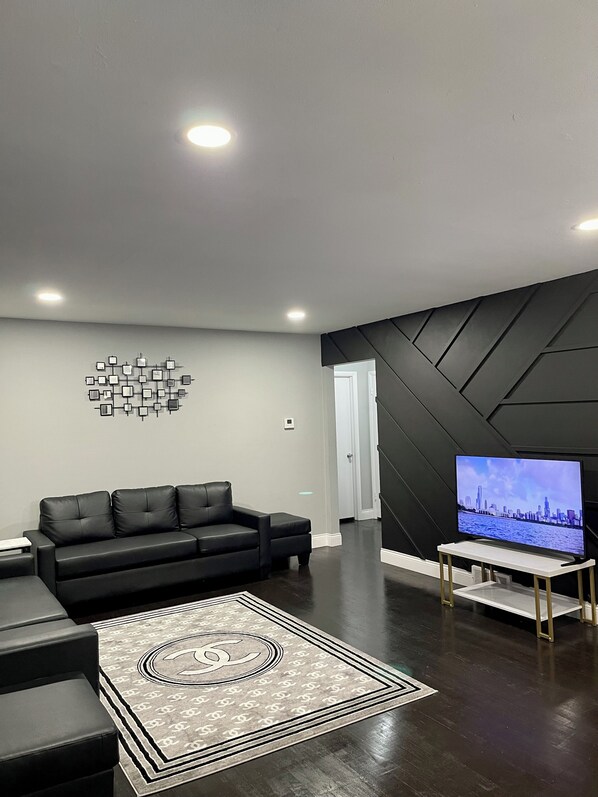 Interior - Entire Luxurious Home. Free parking+Fast Wi-Fi Central Location. Private Getaway (Chicago Heights)