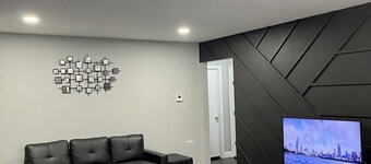 Entire Luxurious Home. Free parking+Fast Wi-Fi Central Location. Private Getaway