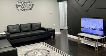 Entire Luxurious Home. Free parking+Fast Wi-Fi Central Location. Private Getaway