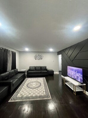 Interior - Entire Luxurious Home. Free parking+Fast Wi-Fi Central Location. Private Getaway (Chicago Heights)