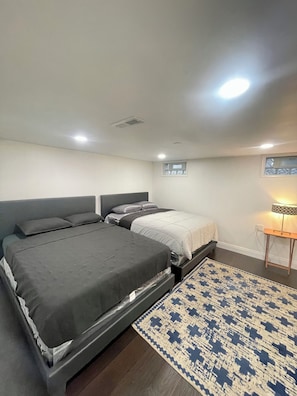 4 bedrooms, iron/ironing board, WiFi, bed sheets - Entire Luxurious Home. Free parking+Fast Wi-Fi Central Location. Private Getaway (Chicago Heights)