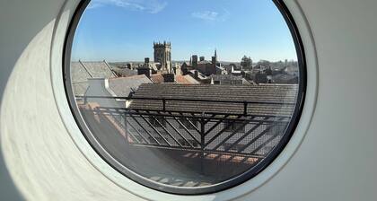 Dorchester Centre Apartment - Free Parking & Views