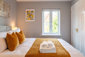 5 bedrooms, iron/ironing board, WiFi, bed sheets