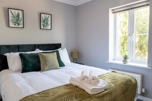 5 chambres, fer et planche à repasser, Wi-Fi, draps fournis
