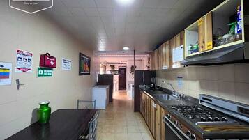 Micro-ondas, cooktop, talheres/pratos/utensílios de cozinha