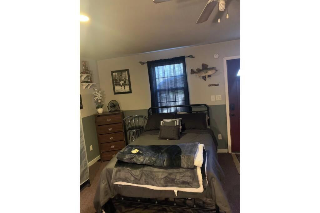 1 habitación, tabla de planchar con plancha y ropa de cama 