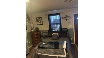 1 habitación, tabla de planchar con plancha y ropa de cama