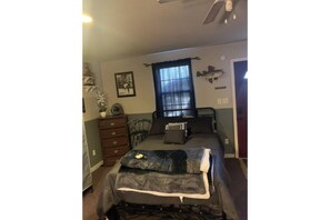 1 bedroom, iron/ironing board, bed sheets - Great gameroom in the Country close to Texas A&M. (College Station)