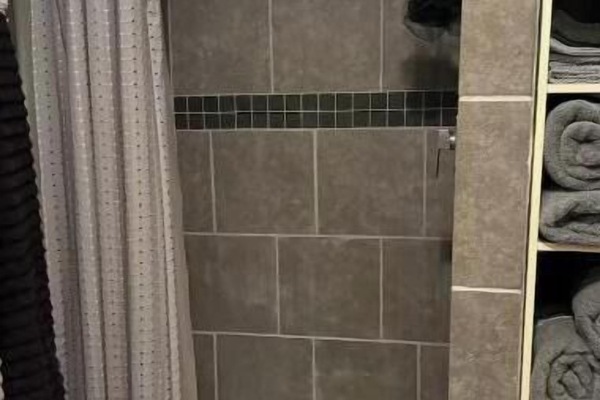 Secadora de cabello, toallas, jabón, papel de baño
