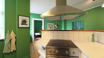 冷蔵庫、オーブン、コンロ、食器洗い機