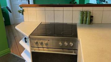 KĂŒhlschrank, Ofen, Herdplatte, GeschirrspĂŒler