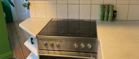 Køleskab, ovn, kogeplade, opvaskemaskine