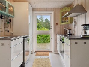 Kjøleskap, oppvaskmaskin og kjøkkenutstyr