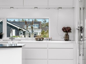 Refrigerador, microondas, lavavajillas y utensilios de cocina 