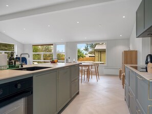 Jääkaappi, mikroaaltouuni, astianpesukone