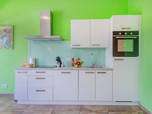 Fridge, cookware/dishes/utensils