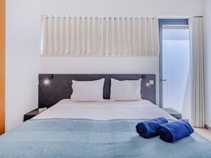 1 bedroom, desk, Internet