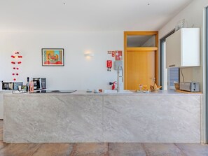 Jääkaappi, keittoastiat/astiat/ruokailuvälineet