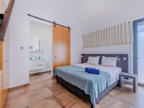 1 bedroom, desk, internet