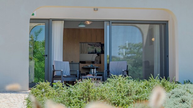 A modern interior with a dining area, a kitchen, and a living space. - Suites Sunny Hill by Interhome (Moncarapacho/Olhão)