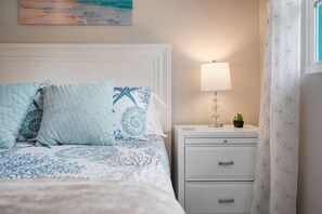 4 bedrooms, iron/ironing board, travel crib, free WiFi - Calm Sunset: Sleep 12, Renovated (Bradenton)
