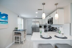 Fridge, microwave, oven, stovetop - Calm Sunset: Sleep 12, Renovated (Bradenton)