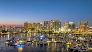 A marina with boats docked and a city skyline in the background. - 2 Villas back to back, 2 Private Heated Pools, New Renovation (Sarasota)