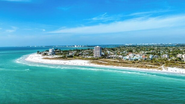 A coastal town with a beach, buildings, and a clear blue sky. - Luna Nueva: Private Pool, New Renovation, Sleeps 8 (Sarasota)