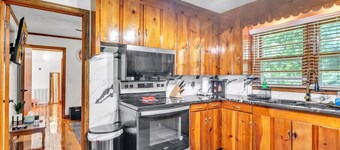 Cozy Downtown Retreat | Walk to MSU & Dining