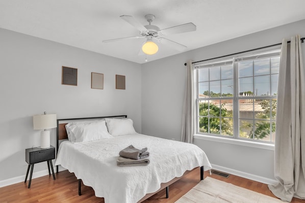 2 chambres, bureau, Wi-Fi, literie fournie