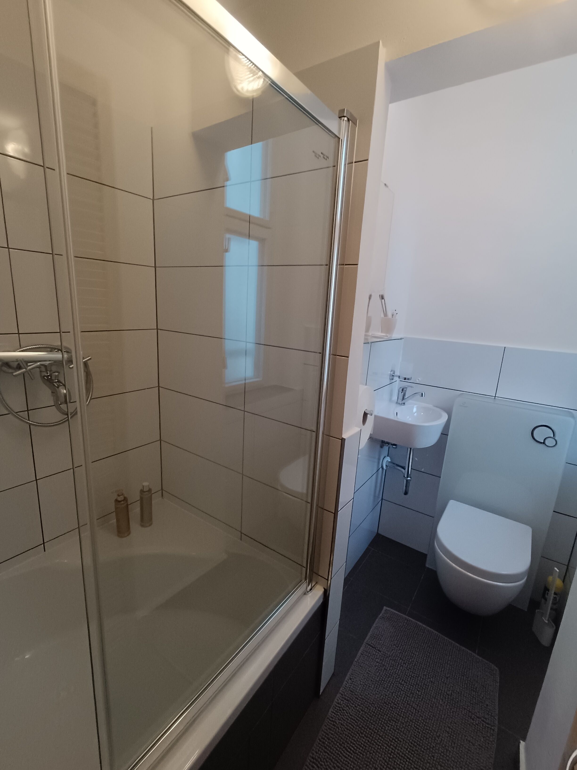 Een douche, een haardroger, handdoeken, zeep