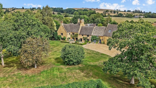 Stourton Manor - pet friendly with tennis court