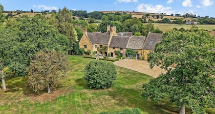 Stourton Manor - pet friendly with tennis court