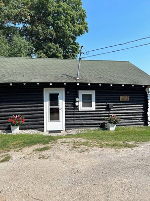 Exterior - Enchanting 3-bedroom cottage on Mullett Lake (Cheboygan)