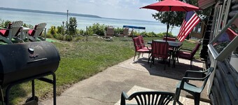 Enchanting 3-bedroom cottage on Mullett Lake