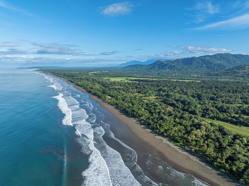 New Villa! well-appointed home-3 min walk to beach, near Manuel Antonio Quepos