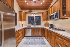 Fridge, microwave, stovetop, dishwasher