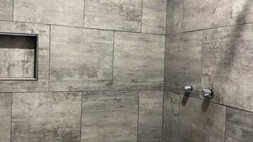 Dusche, Handtücher, Seife, Toilettenpapier