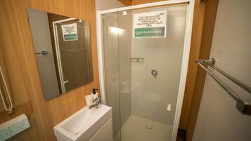 Bruser, hårtørrer, håndklæder