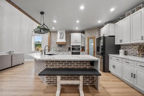 Micro-ondes, four, plaque de cuisson, lave-vaisselle