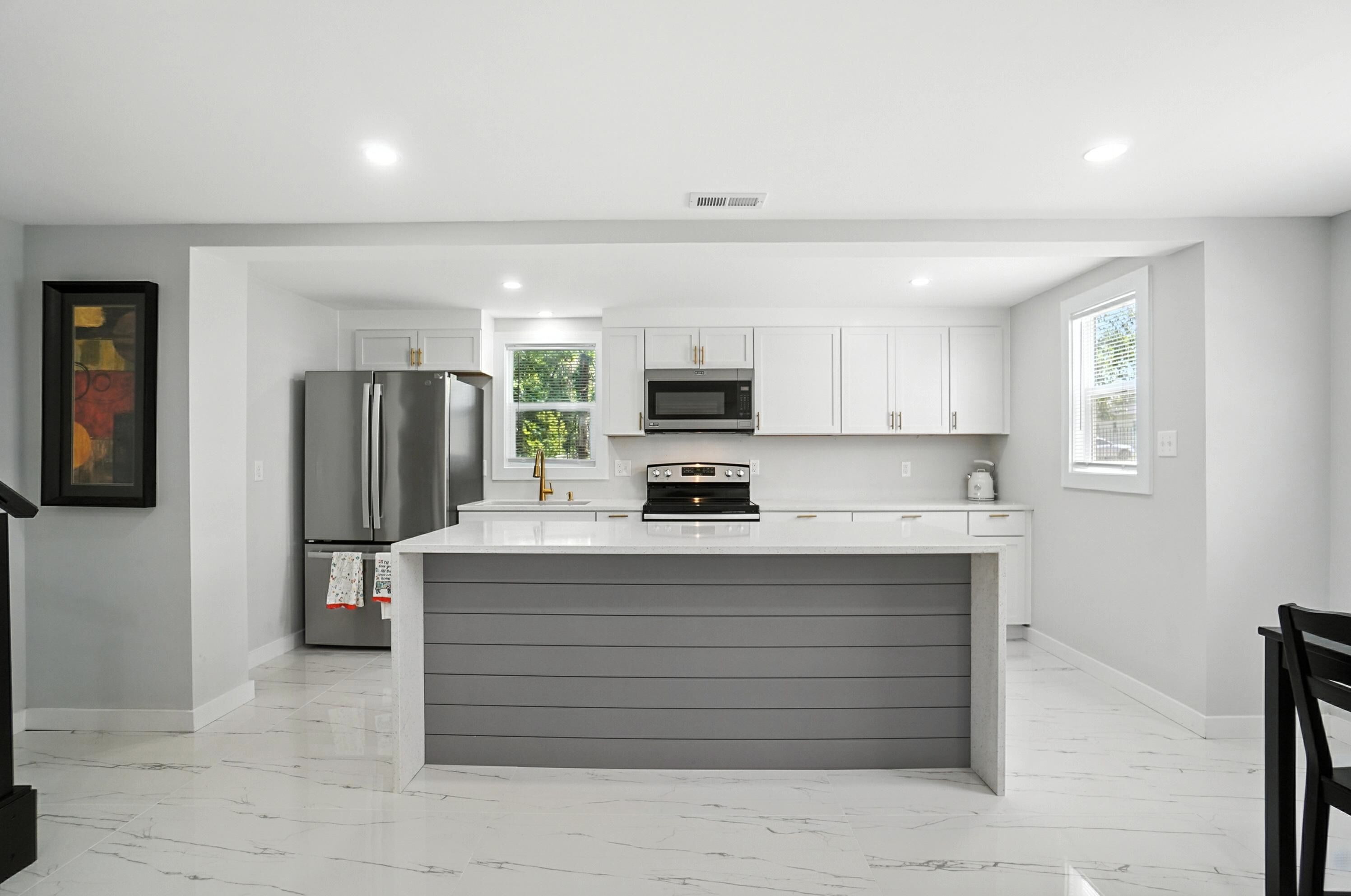 Een microgolfoven, een oven, een kookplaat