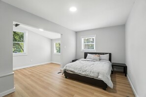 4 bedrooms, iron/ironing board, WiFi, bed sheets