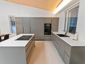 Fridge, microwave, dishwasher, cookware/dishes/utensils